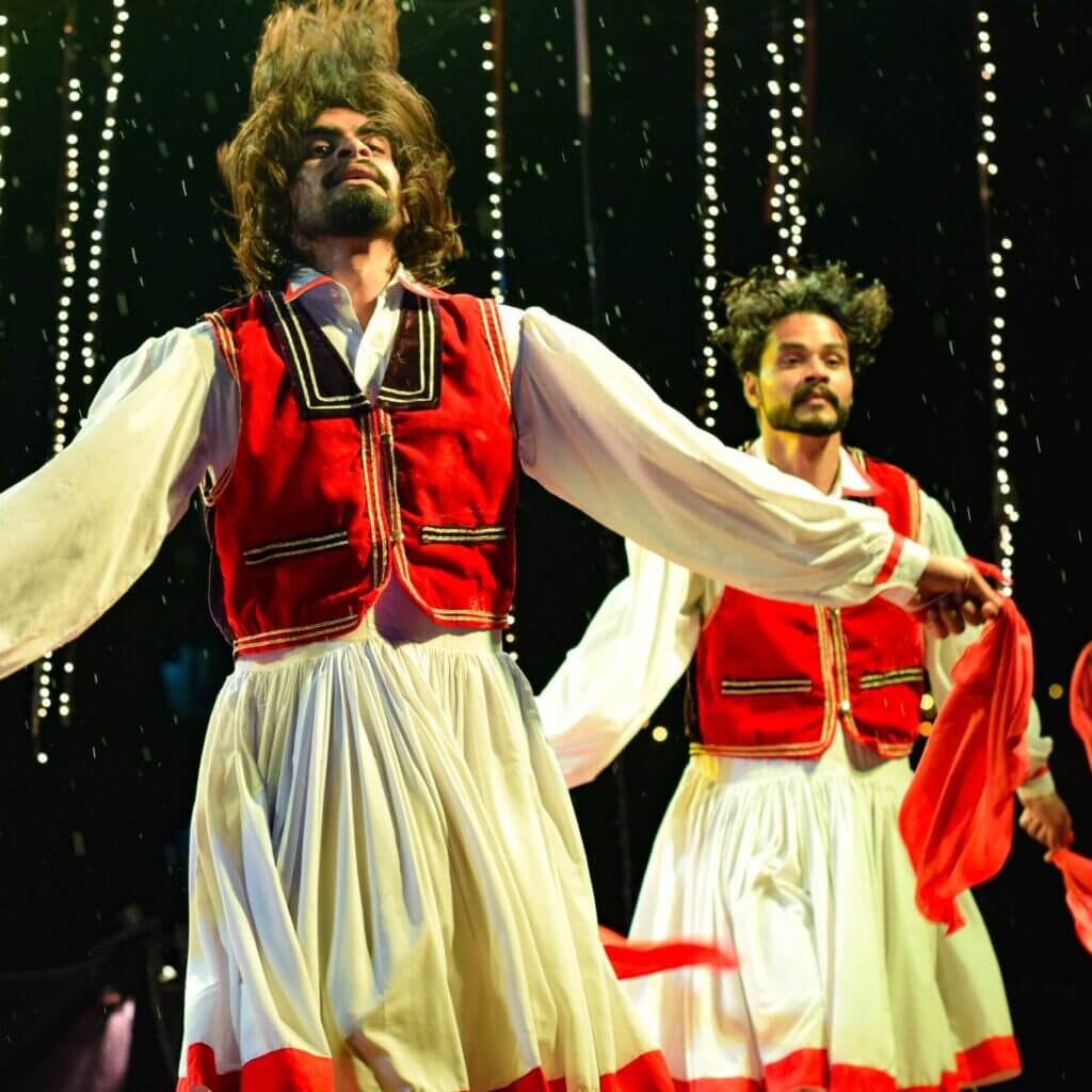 Des comédiens sur scéne durant un atelier dispensé par le centre d'animation itinérant le bazar culturel