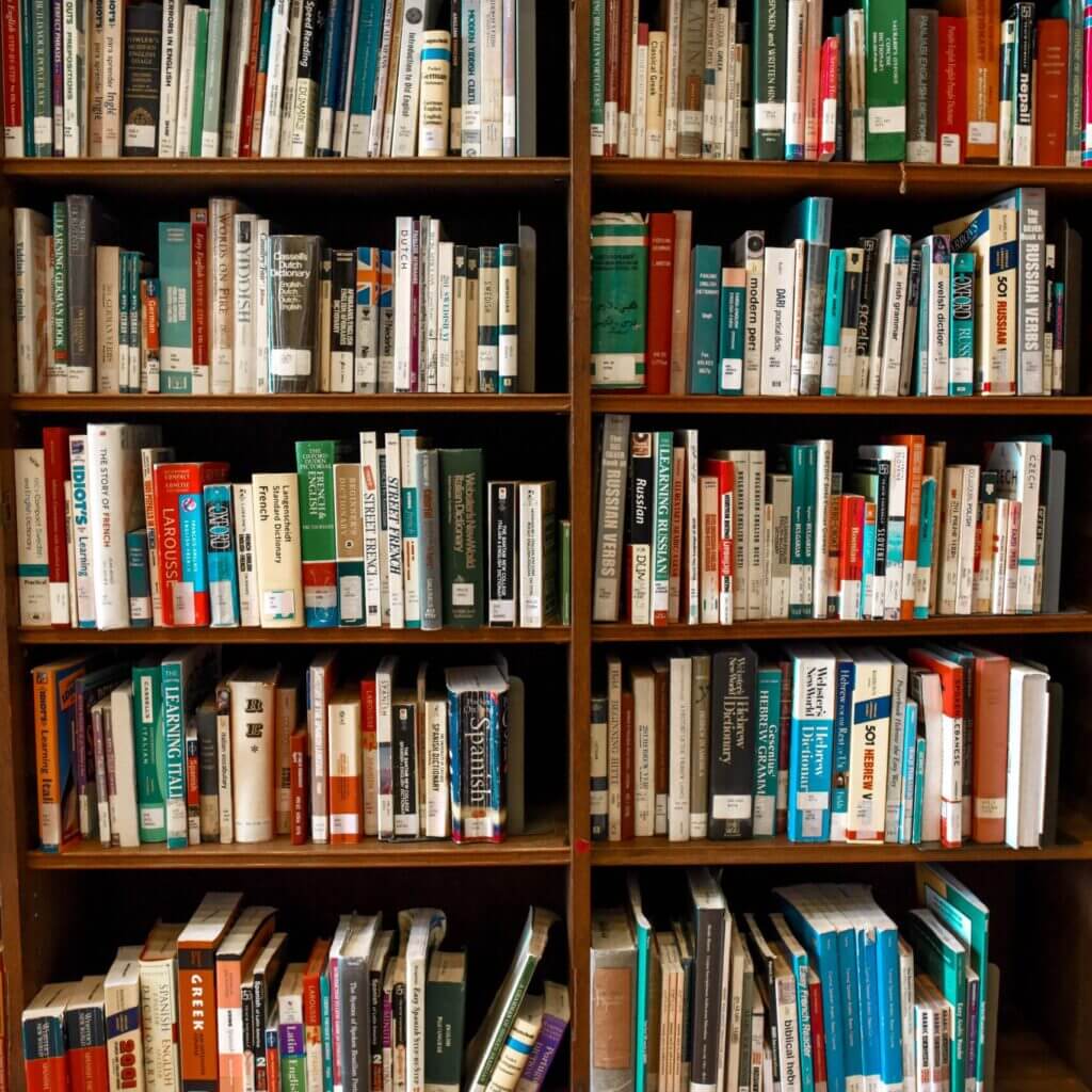 Une bibliothèque pour représenter le service de prêt de jeux de sociétés et livres ou ouvrages proposé par le centre d'animation itinérant le bazar culturel